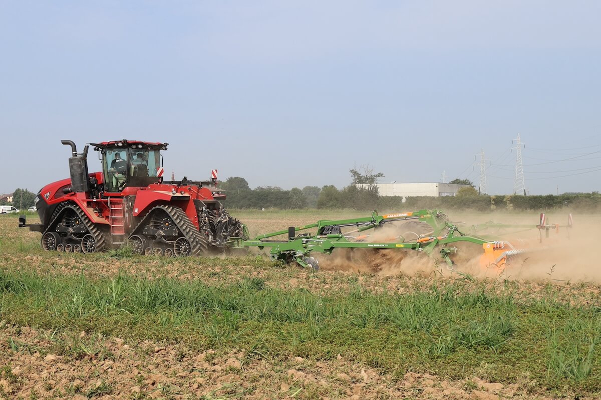 Case IH Quadtrac 715 lavora con il coltivatore Amazone Ceus 6000 2tx Ultra